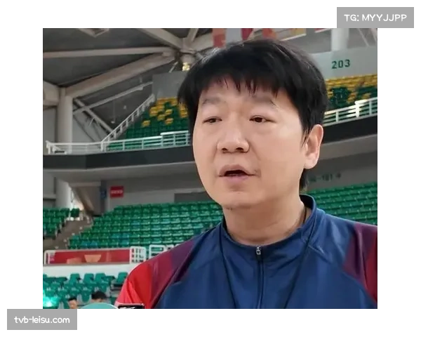 镜头之外:新疆队翻译紧急向主帅传达战术,邱彪用中文直接喊出防守布置 镜头之外:新疆队翻译紧急向主帅传达战术,邱彪用中文直接喊出防守布置